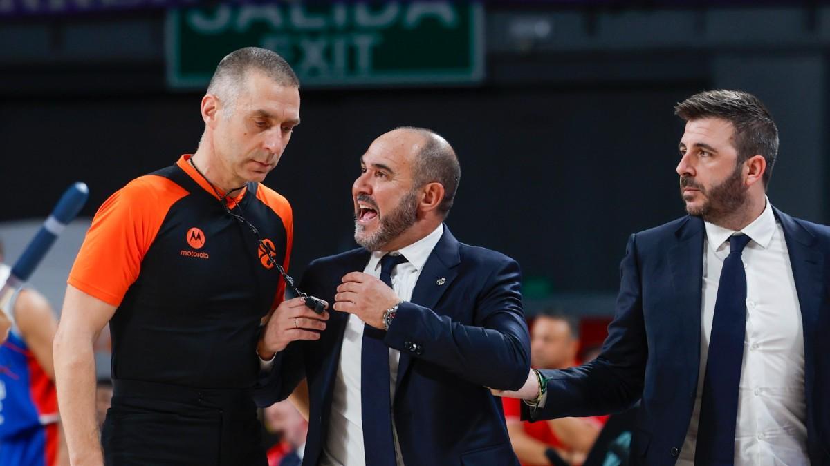 Chus Mateo, en una conversación arbitral durante el Real Madrid - Anadolu Efes