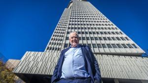 Ernest Maragall, delante del Edificio Colón, donde trabajo en los 80, todavía como técnico del Ayuntamiento de Barcelona.