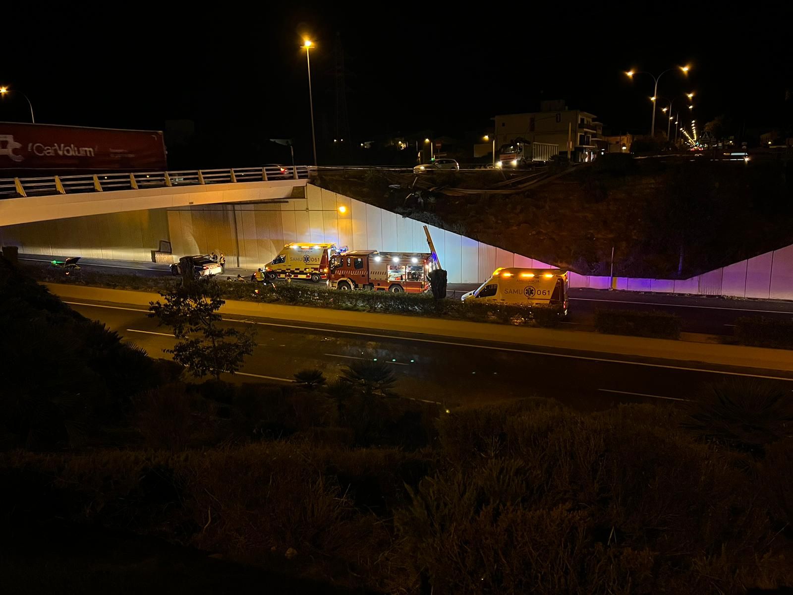 Accidente en Ibiza: un coche choca contra el quitamiedos de una rotonda y cae a la autovía