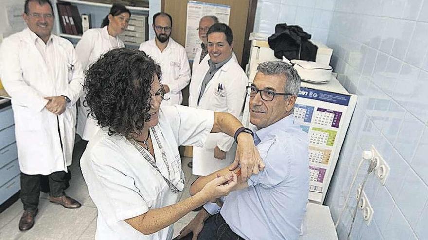 El gerente del Hospital de A Coruña, Luis Verde, se vacuna contra la gripe.