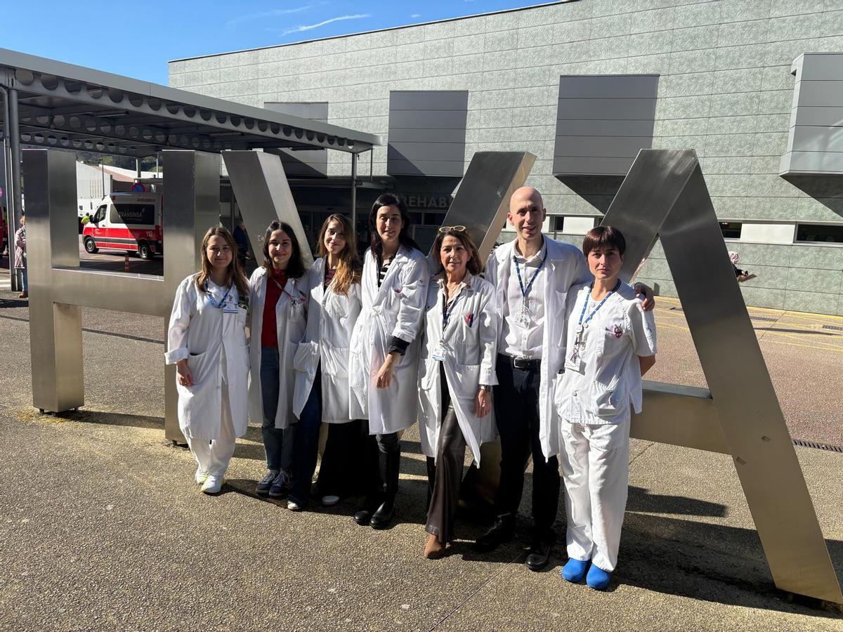 El equipo del Hospital Álvarez Buylla de Mieres que aplica la técnica de "Mohs". De izquierda a derecha, Paula Penanes, Jimena Carrero, Rebeca Pérez, Inés Gómez de la Riva, Ana María Gutiérrez Palacios, Alvaro iglesias y Bárbara Fernández Hevia.