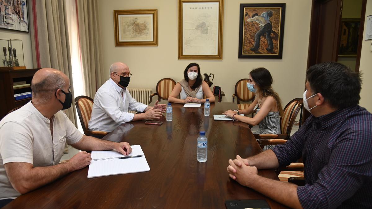 La concejala de Comercio y responsables de los centros comerciales abiertos, ayer en el ayuntamiento.