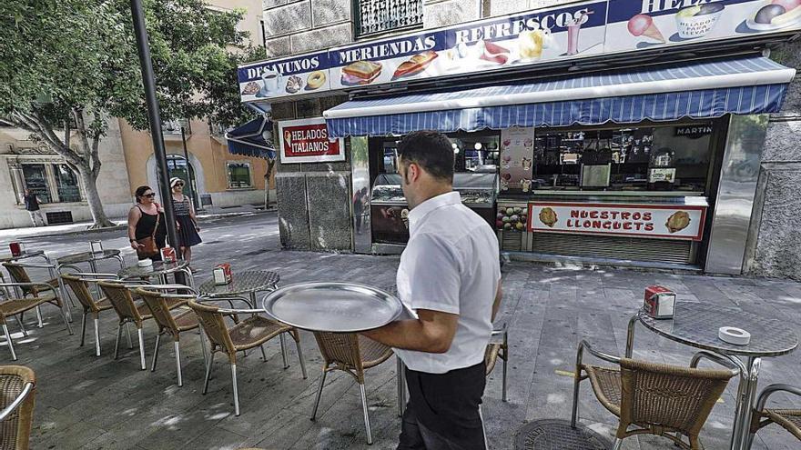 El exterior del establecimiento, ubicado en Via Roma, tiene una amplia terraza cubierta por la sombra de los Ã¡rboles del paseo.