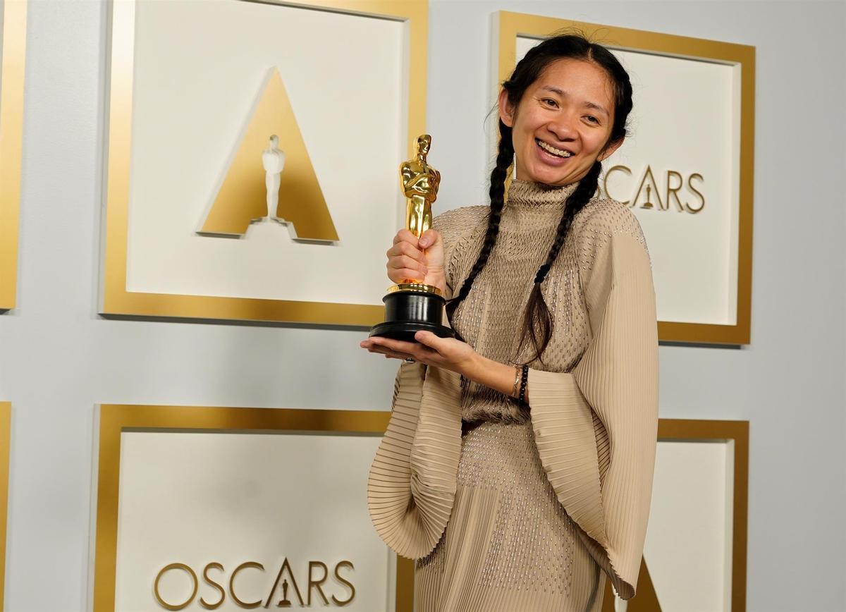 Chloé Zhao, con el Oscar a Mejor Dirección por ’Nomadland’.