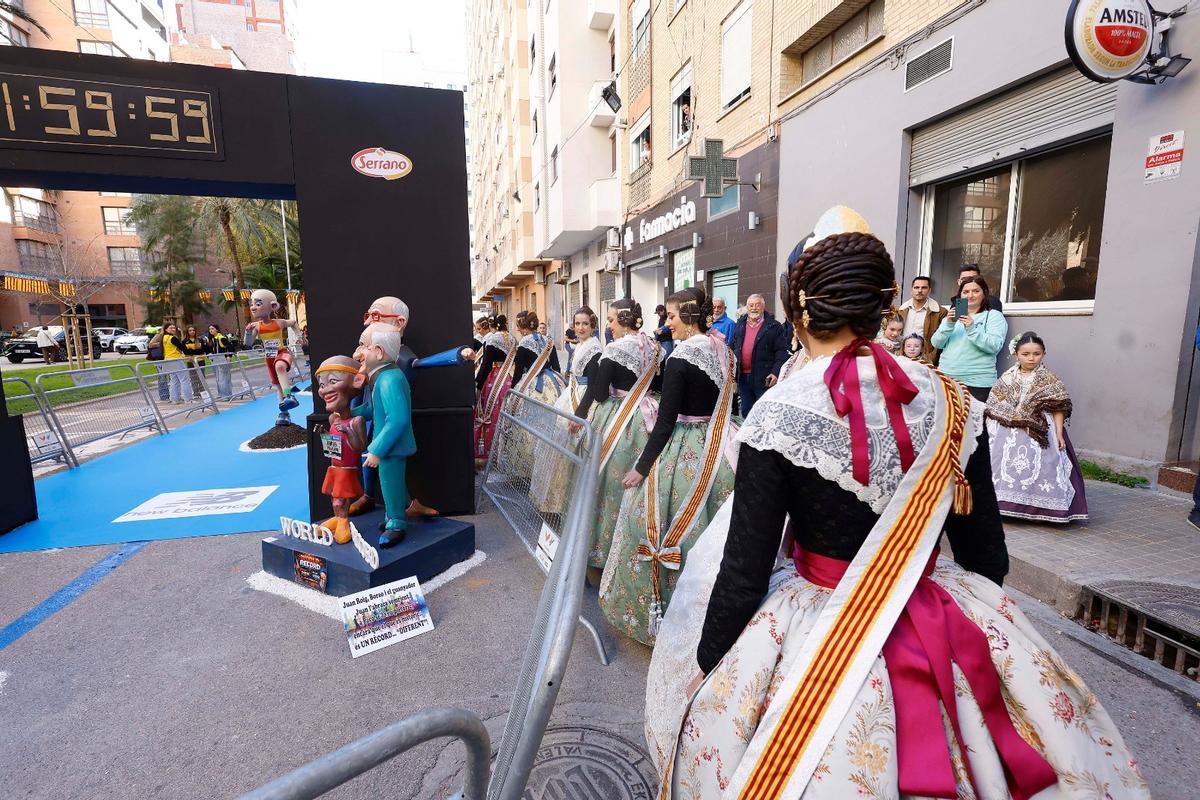 Inauguración de la falla Mestre Arambul Sanz, "la más larga de la historia", dedicada al Maratón Inauguración de la falla Mestre Arambul Sanz, "la más larga de la historia", dedicada al Maratón