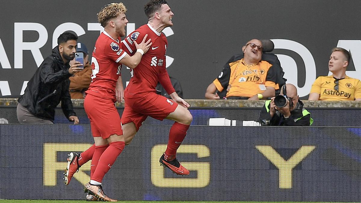 Elliott felicita a Robertson tras marcar el segundo gol del Liverpool al Wolves.