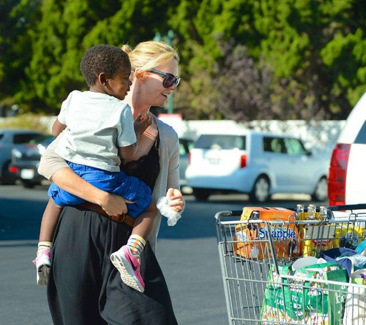 Charlize Theron con Jackson Theron en brazos en el supermercado