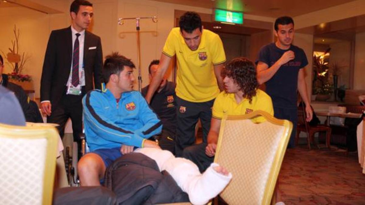 Busquets, Puyol y Pedro se interesan por el estado de Villa en el hotel del Barça.