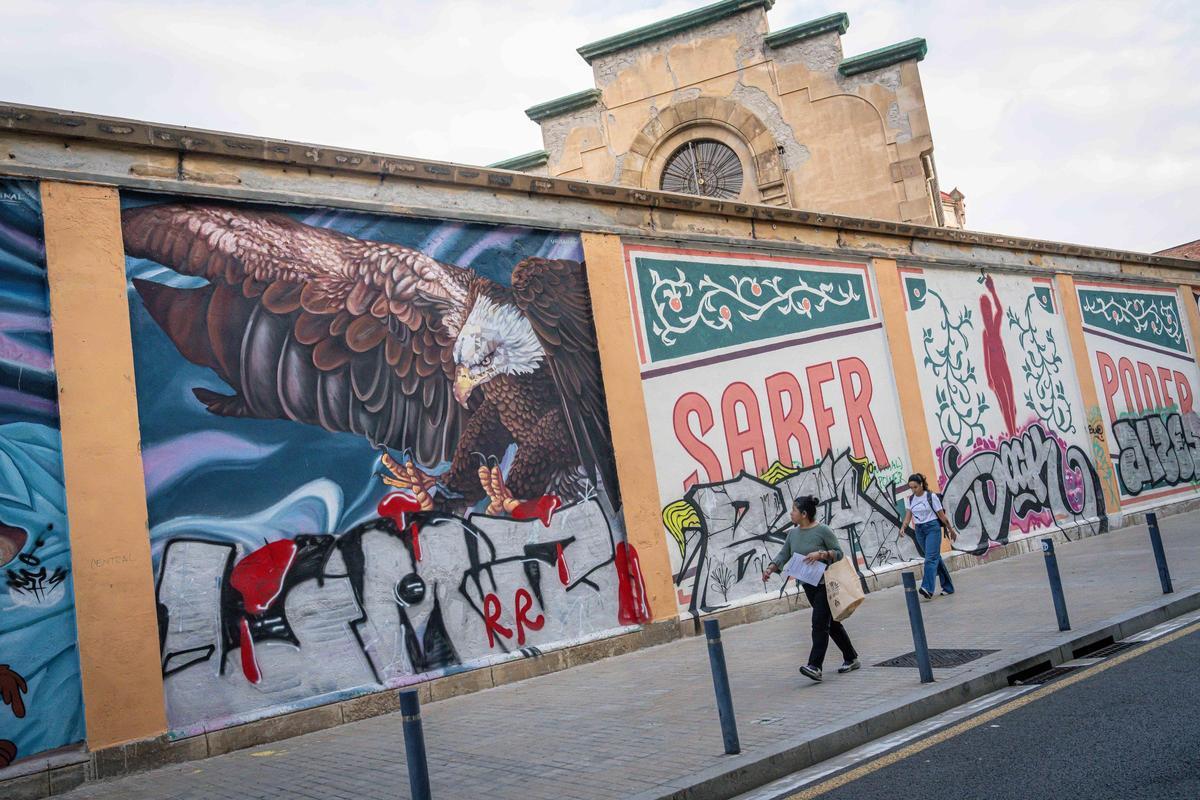 Murales pintados en las paredes de la cárcel Modelo de Barcelona