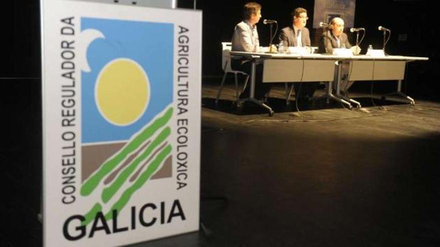 Tres participantes, ayer, en la jornada sobre agricultura ecológica. / víctor echave