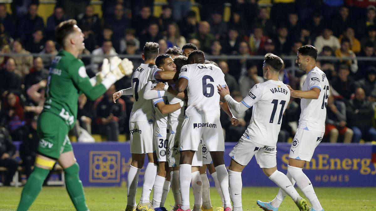 El Girona celebra el gol de Pablo Torre nada más iniciarse el partido en Orihuela.