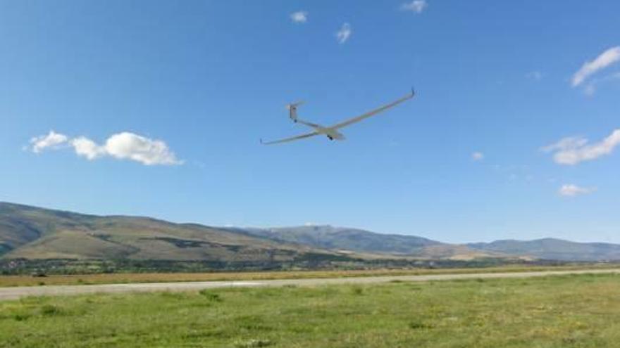 Un avió de vela aterrant a l&#039;aeròdrom ceretà.