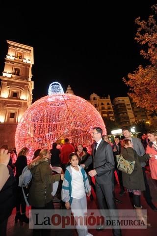 Estrellas y bolas ya brillan en las calles de Murcia