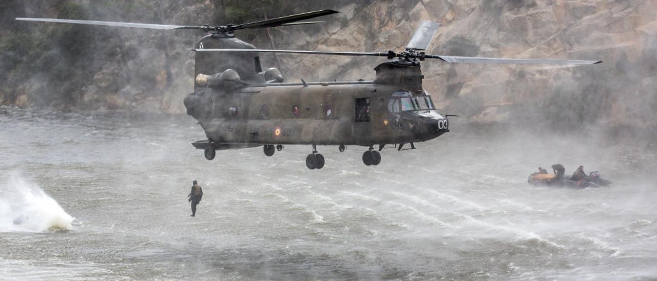 Las maniobras de este mes en el Pantano de Tibi contaron con helicópteros «Chinook» desde donde los boinas verdes se lanzaban al agua.