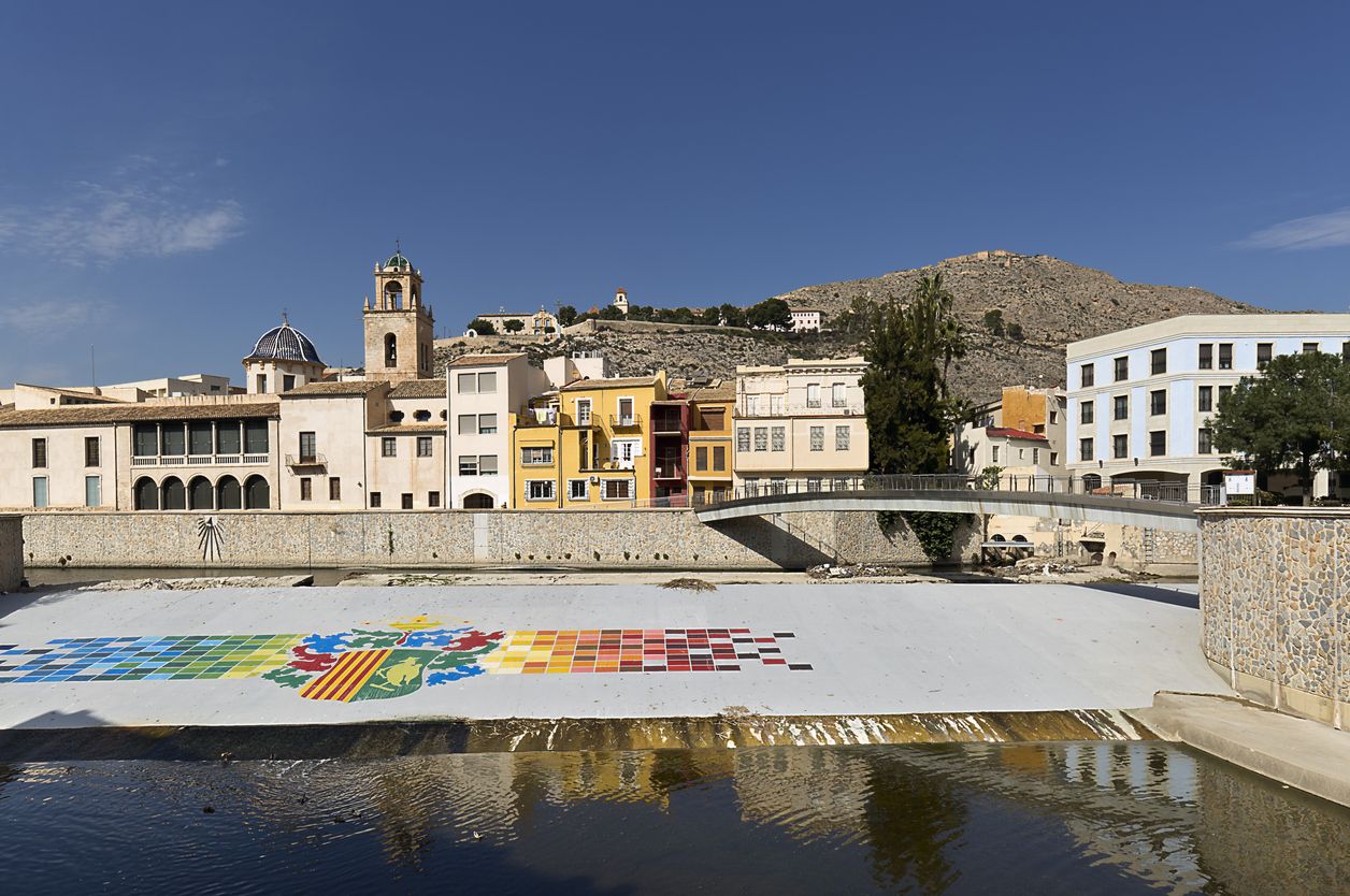 Escudo de Orihuela junto al río Segura.
