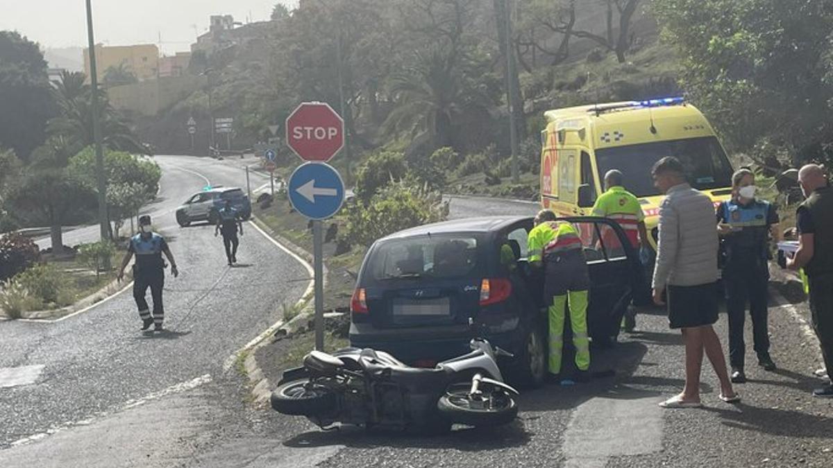 Accidente de tráfico en el que se ha visto implicado un coche y una moto este domingo en El Batán.