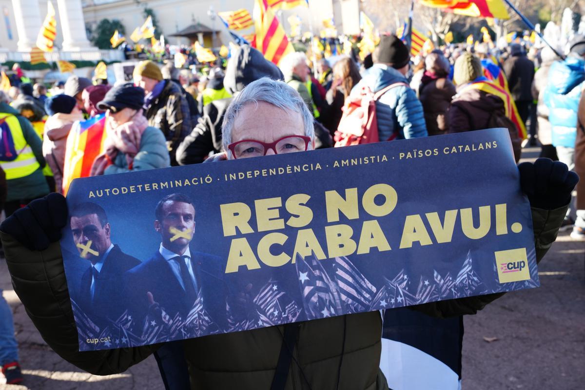 BARCELONA, 19/01/2023.- Manifestación convocada por el independentismo, en una movilización unitaria frente al Museo Nacional de Arte de Cataluña contra la cumbre hispanofrancesa este jueves en Barcelona. EFE/ Enric Fontcuberta