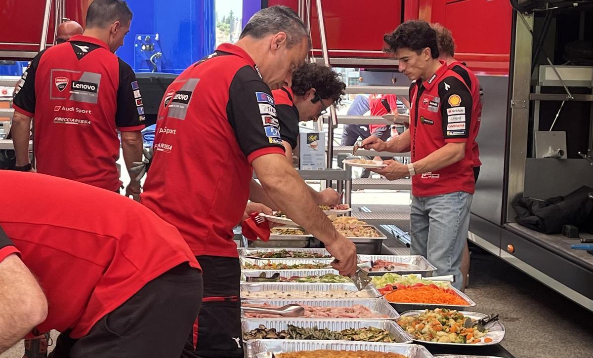 Marc Márquez comparte con todo su equipo un pequeño refrigerio, hoy, en Jerez, en una pausa del test.
