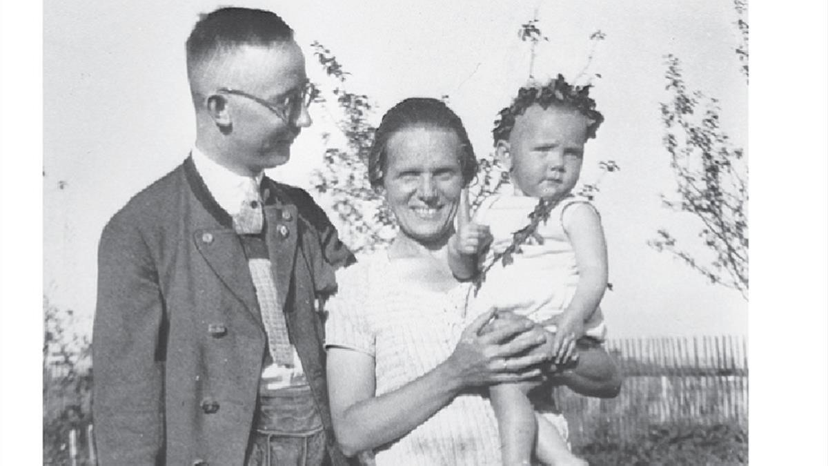 Heinrich Himmler, con su esposa Marga y su hija Gudrun, en 1930.