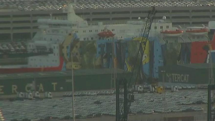 Tapan con lonas el dibujo de Piolín del barco de la Policía Nacional en Barcelona