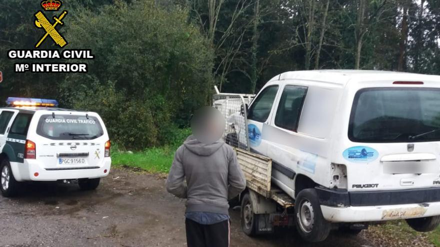 La furgoneta &quot;a cuestas&quot; del camión-caja interceptado por la Guardia Civil en Vilaboa