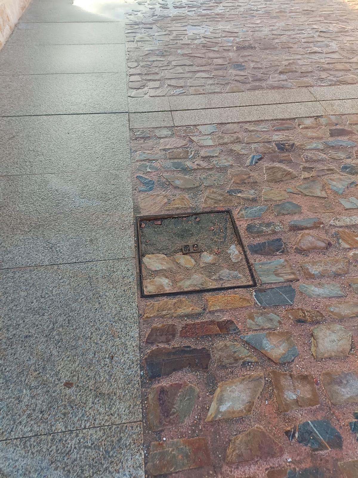 Piedra levantada en el firme del viaducto.