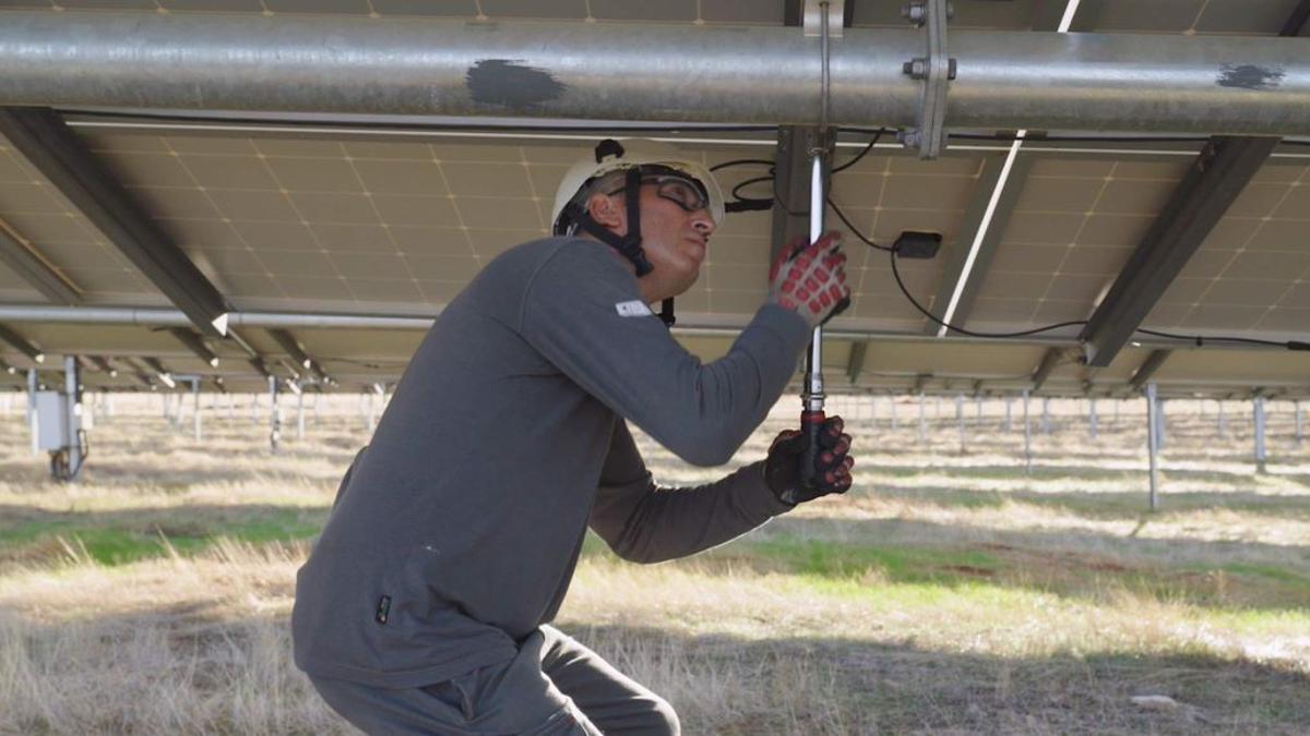 Un técnico trabaja en la planta fotovoltaica de Logrosán (Extremadura)