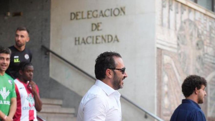 Víctor de Aldama, presidente del Zamora CF, en la plaza de Castilla y León.