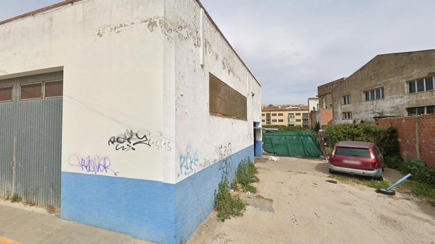 Un incendi crema una nau ocupada a Palamós i obliga a desallotjar-la