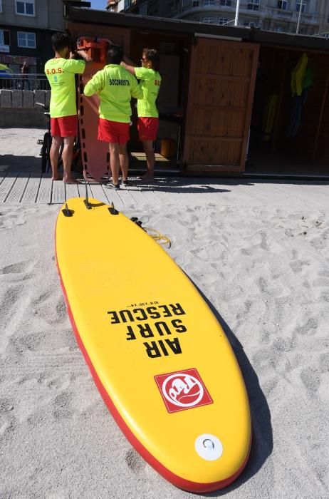 Los socorristas ya vigilan las playas de A Coruña