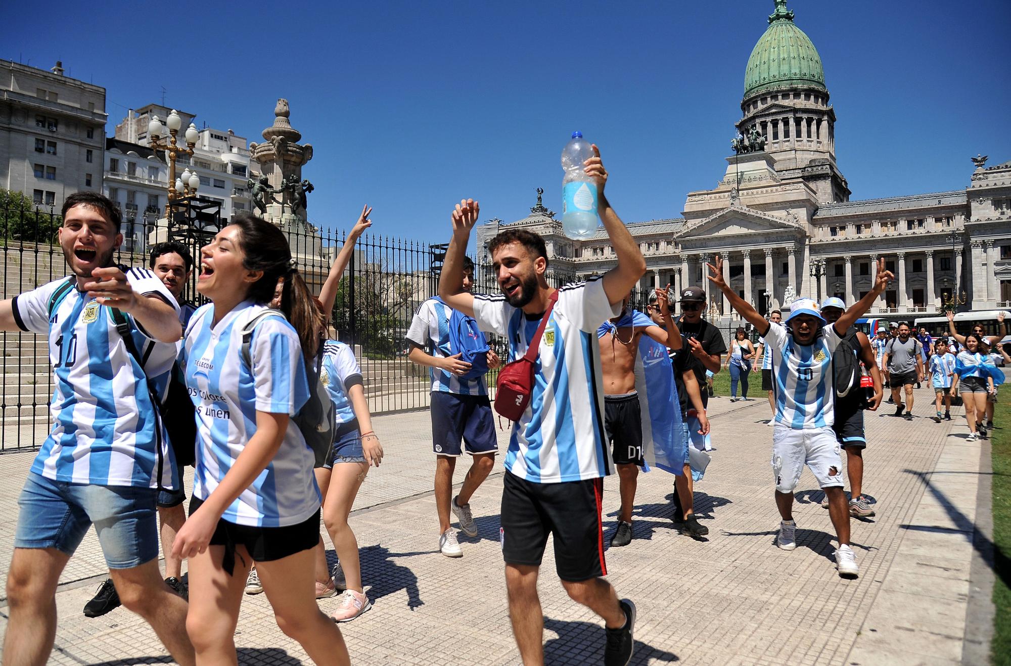 Seguidores de la selección argentina se preparan para celebrar junto a los jugadores