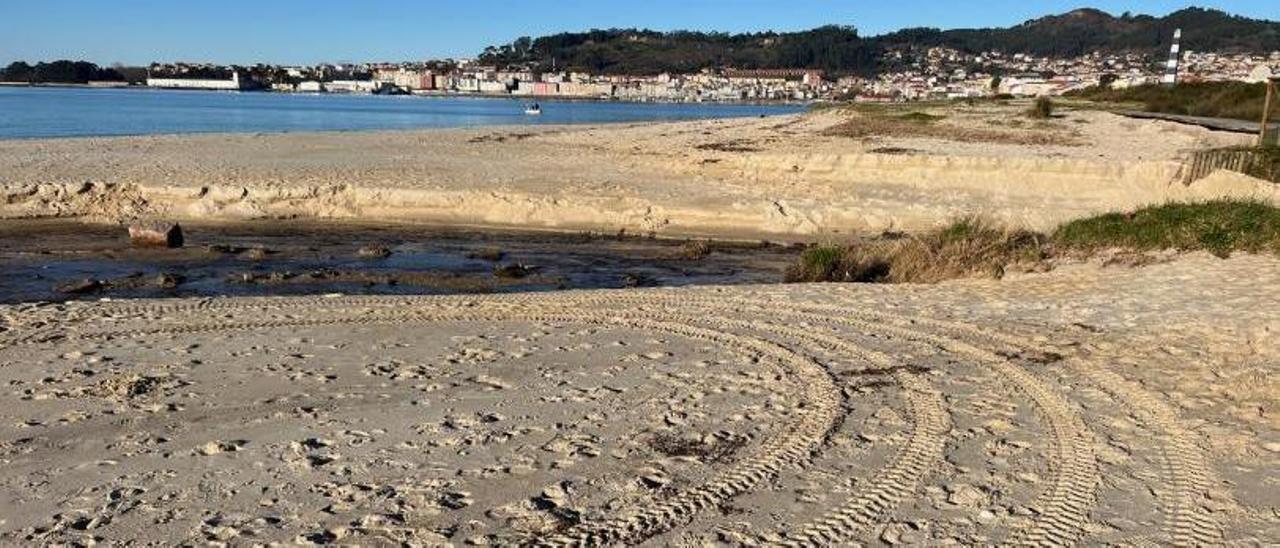 El cauce del Saíñas en Rodeira, tras intervenir el Concello.   | // G.N.