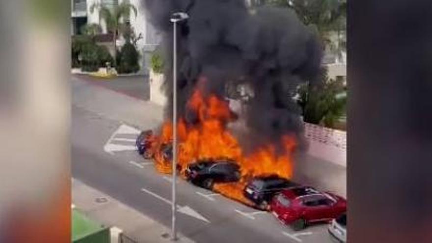 Así fue el impactante incendio de seis coches en Playa de San Juan