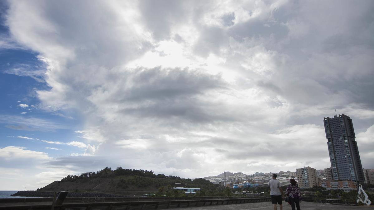 Jornada de cielos con nubes en Santa Cruz de Tenerife.