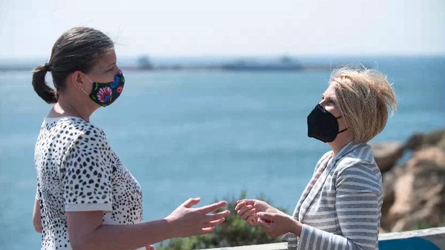 La eurodiputada holandesa Anja Hazekamp junto con Silvia Barquero de Igualdad Animal con el barco Karim Allah al fondo.