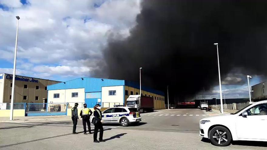 Un incendio calcina una nave industrial en Manises