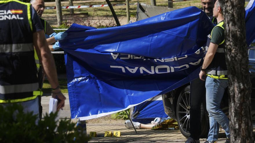 La Policía trabaja en el lugar donde un hombre de 52 años ha sido asesinado este miércoles en Pozuelo de Alarcón. / EFE