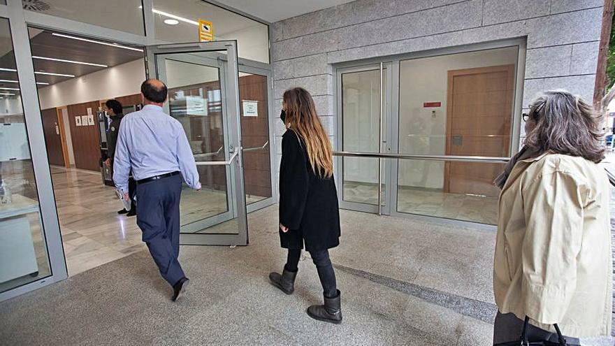 Torres accede a la zona que se destinaría a menores.  |  VICENT MARÍ 