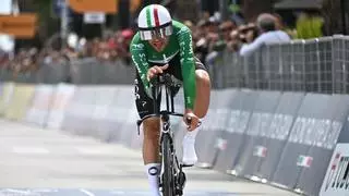 Ganna, intratable en la crono; Eulálio aguanta la maglia rosa en el Giro
