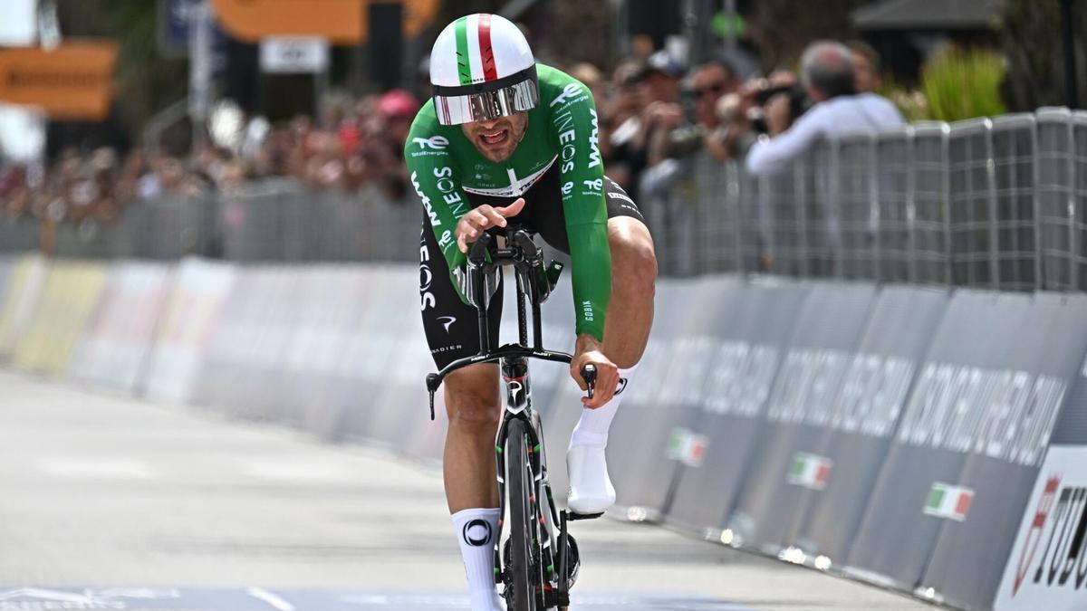 Ganna, intratable en la crono; Eulálio aguanta la maglia rosa
