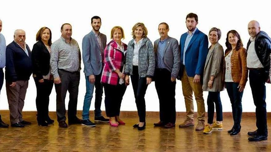 Foto de familia de la mayoría de los miembros de la candidatura del PP de Forcarei para el 26-M, que lidera la actual alcaldesa Belén Cachafeiro.