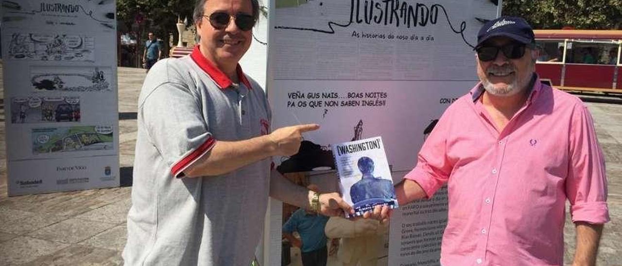 Alberto Avendaño y Gogue, durante la visita a la exposición en la Praza de Fefiñáns. // FdV