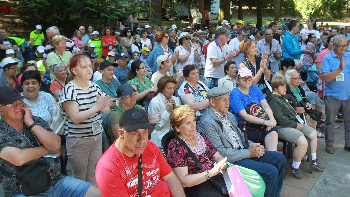 Personas con discapacidad, familiares, profesionales y voluntarios participaron en un día de convivencia de O Carballiño.