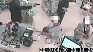 Tres persones es disposen a cometre un atracament en una farmàcia a Itàlia.