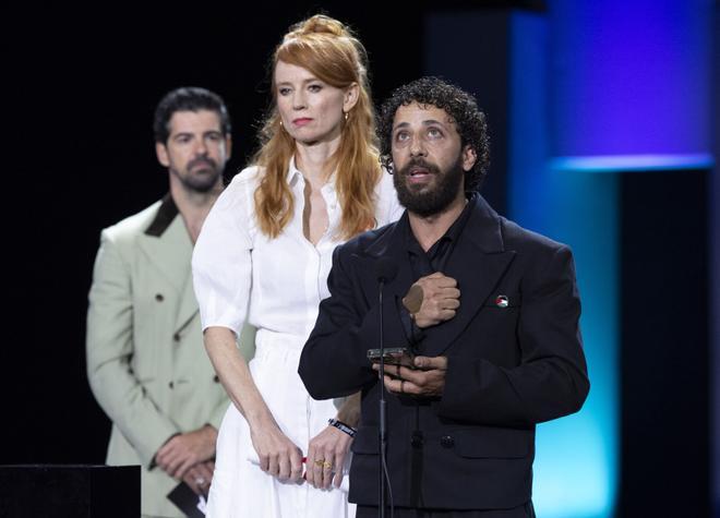 SAN SEBASTIÁN, 27/09/2025.- El actor palestino Motaz Malhees y la productora Odessa Rae han recibido el Premio del Público a la Mejor Película por La voz de Hind, este sábado en la gala de clausura del 73 Festival Internacional de Cine de San Sebastián. EFE/ Javier Etxezarreta