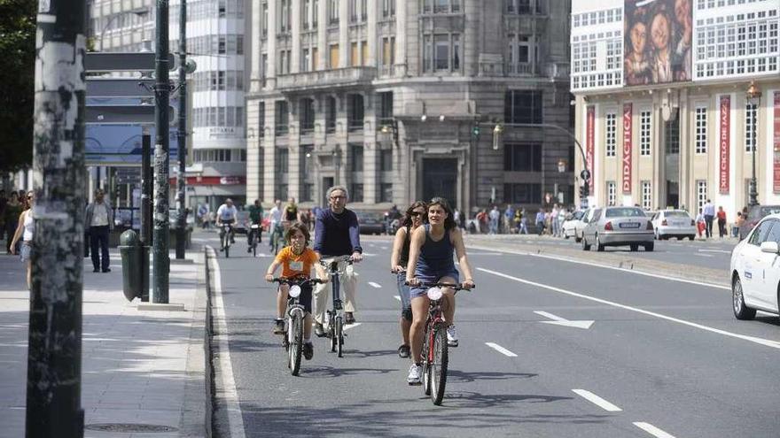 Ciclistas por el Cantón Grande, una de las calles por las que discurrirá el nuevo carril bici.