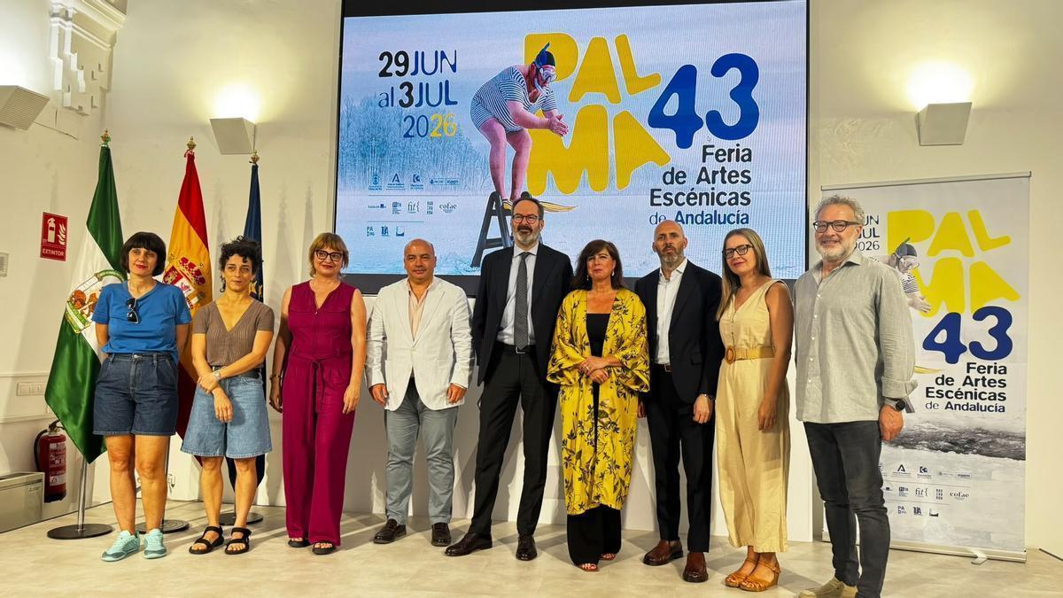 Foto de familia de autoridades y responsables de la 43 edición de 'Palma, Feria de Artes Escénicas de Andalucía', en su presentación