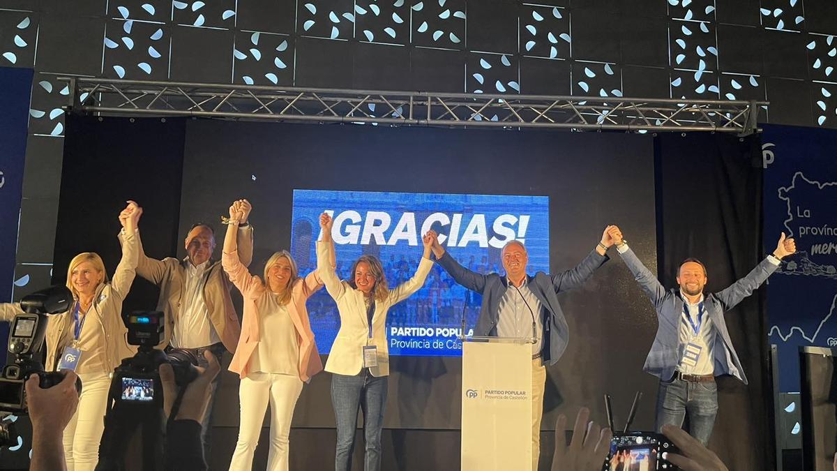 Marta Barrachina, Begoña Carrasco y Alberto Fabra, entre otros, celebran la victoria del PP en el hotel Jaime I.