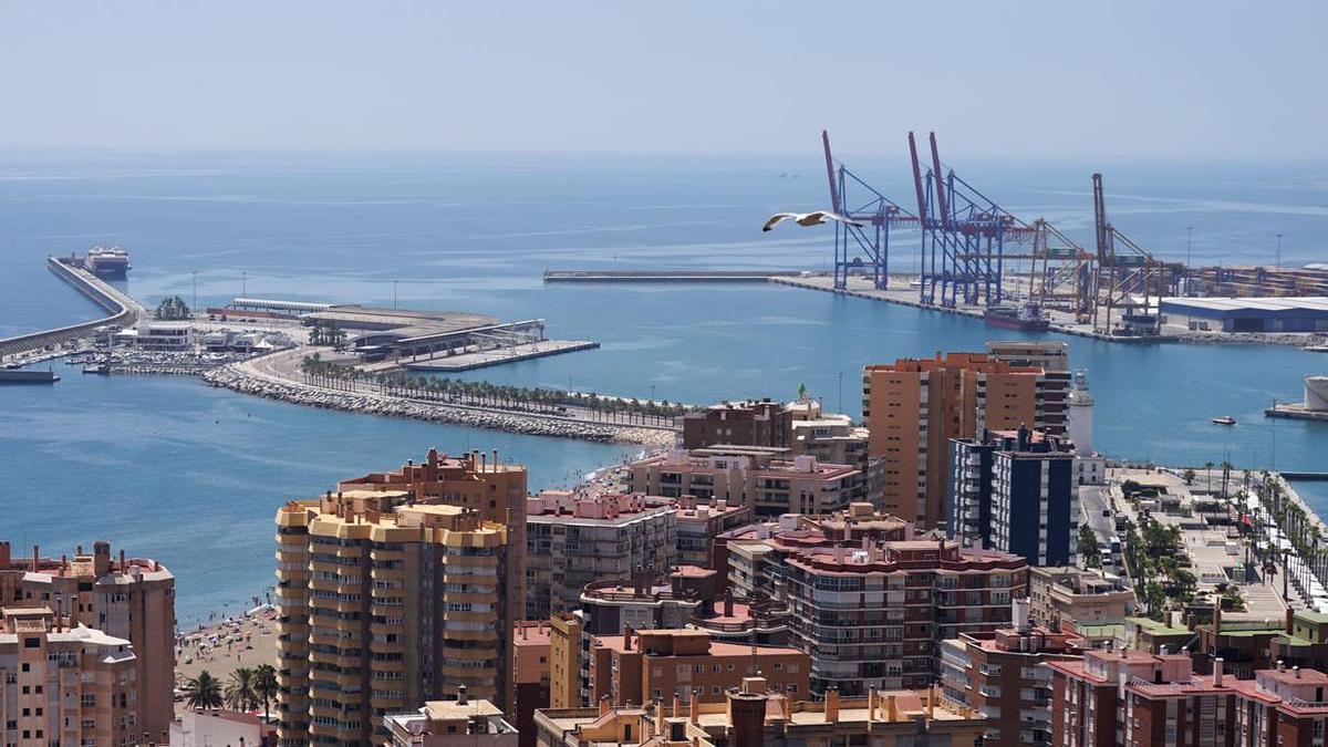 Inicio de las obras previas a la reparación del Dique de Levante en el puerto de Málaga.
