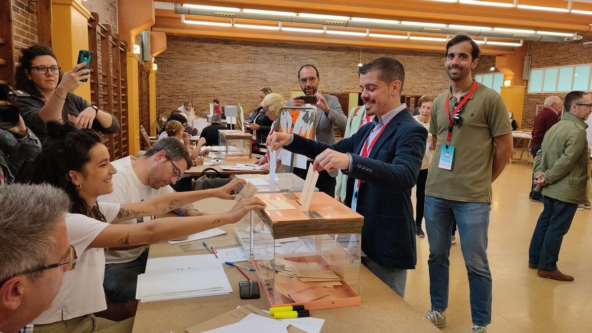 Javier Suárez Llana, candidato de IU a la Alcaldía, votando este domingo en el colegio de la Inmaculada, con Alejandro Farpón, número tres, detrás.